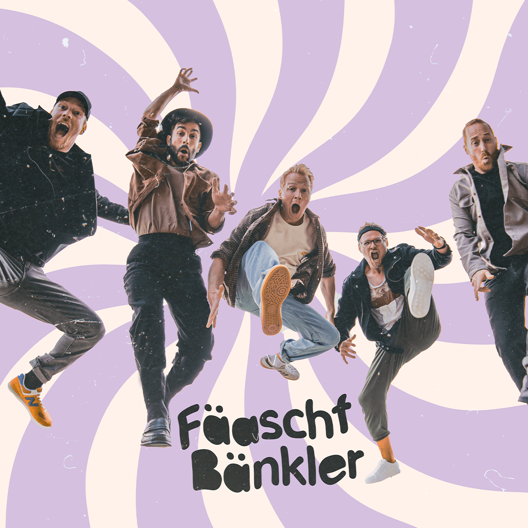 Die vier Fäaschtbänkler springen vor einem Lila und Weiß gestreiften Hintergund in die Höhe und schauen in die Kamera.