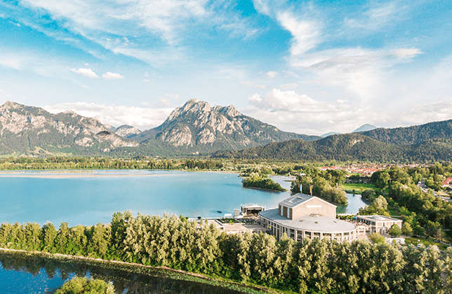 Open-Air-Gelände am Festspielhaus Füssen mit Blick auf Forggensee und Alpenszenerie.